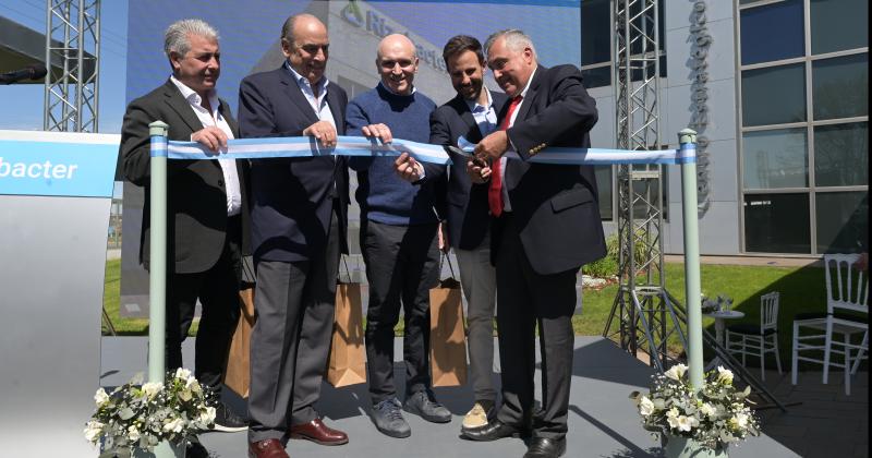 El intendente Javier Martínez Guillermo Francos José Luis Espert junto a Ricardo Yapur en el corte de cintas