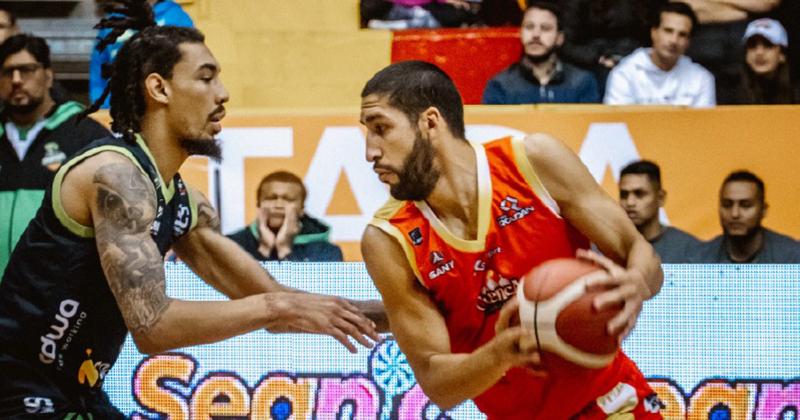 Núñez con la camiseta de Cuenca Basket equipo con el que arribó a los Play In de la Liga Pro de Ecuador