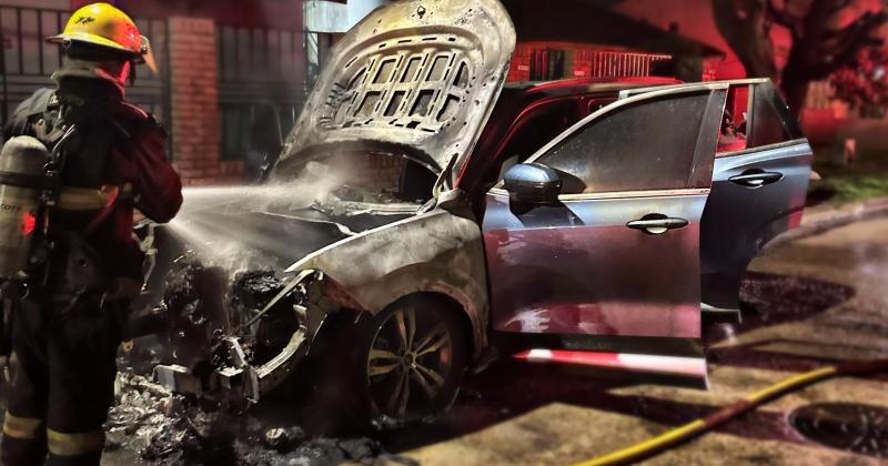 Los rescatistas extinguieron las llamas que se habrían generado en el sector del motor