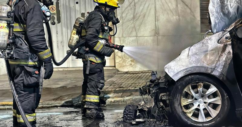 Los rescatistas extinguieron las llamas que comenzaron en el motor