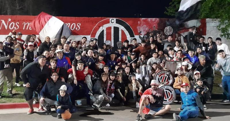 Hinchas del Bohemio realizaron un banderazo en apoyo a los jugadores