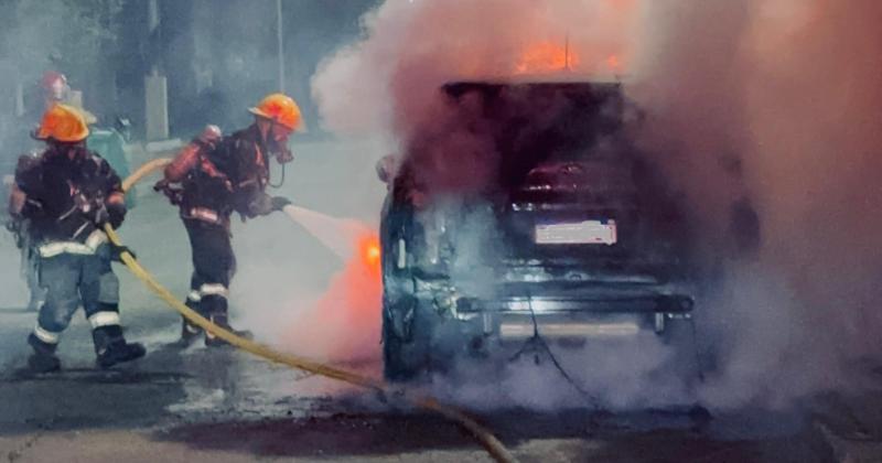 El fuego se expandió rpidamente en la parte delantera del vehículo que estaba estacionado