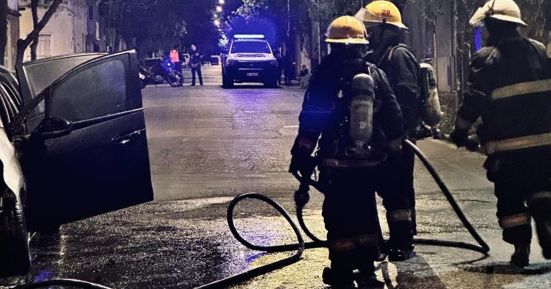 La Policía y las patrullas municipales cercaron la zona para impedir la circulación vehicular mientras los brigadistas extinguían el incendio