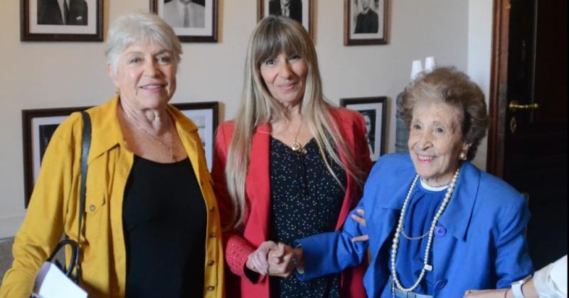 La historiadora Aida Toscani la senadora Laura Clark y la homenajeada Yolanda García