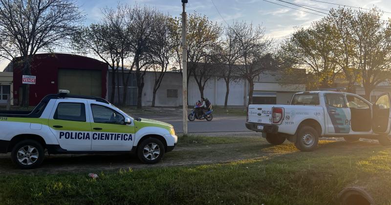 El móvil de los especialistas de Policía Científica y el patrullero del Comando en el lugar del asalto a la familia