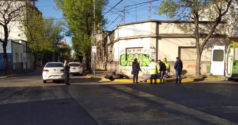 Los ambulancieros de Same entablillaron al motociclista para ascenderlo a la unidad de traslado de emergencias médicas