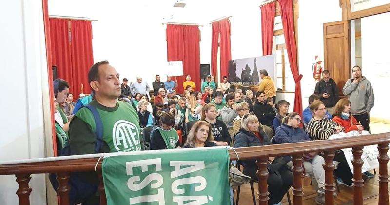 Referentes de la Asociación Trabajadores del Estado se manifestaron durante la sesión del miércoles