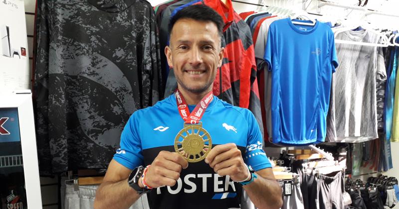 Luciano Dragi con la medalla del Maratón de Buenos Aires Tengo una mezcla de sensaciones de felicidad y de orgullo declaró