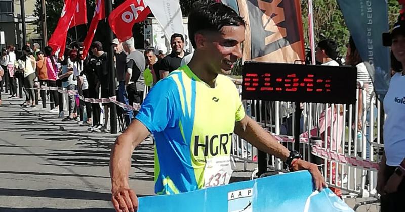 Enzo Fernndez cruza la meta para ganar por segunda vez el Medio Maratón de la Merced