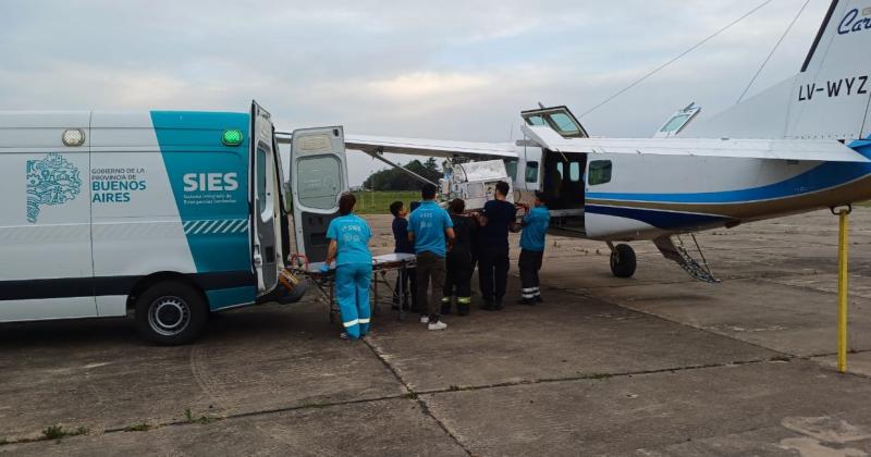 Gran despliegue de médicos y rescatistas para desarrollar el operativo de traslado de un bebé en un vuelo sanitario