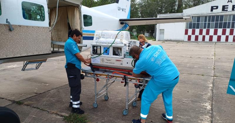 El bebé fue trasladado en incubadora en ambulancia hasta el avión para viajar a la ciudad de La Plata