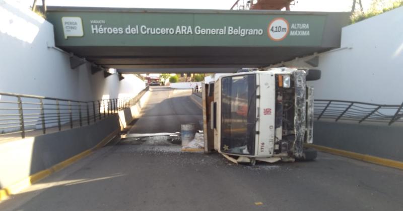 El chofer perdió el control al no poder detener la unidad