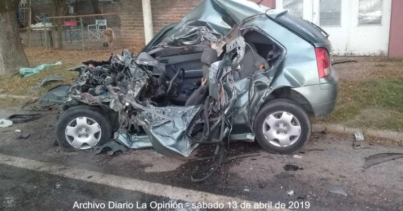 El conductor del automóvil Volkswagen Gol falleció al momento del violento impacto