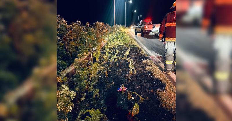 En el lugar donde se averió la motocicleta quedó un incendio de proporciones