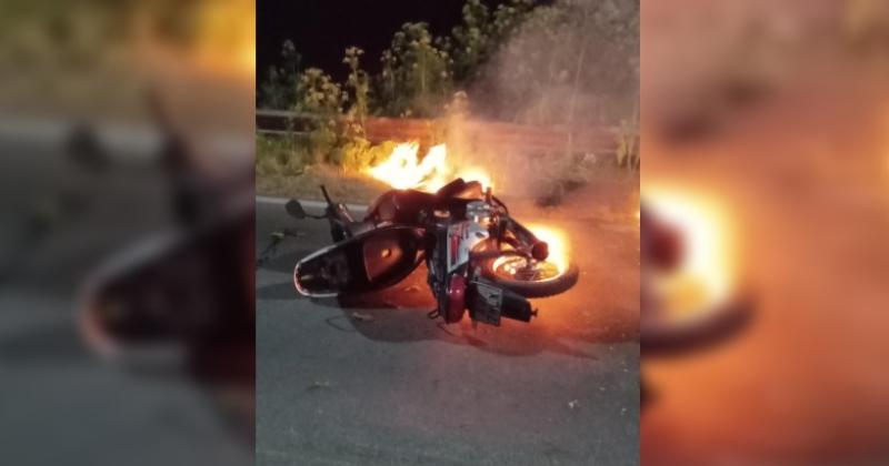 La motocicleta se prendió fuego completamente y un vecino se acercó a ayudar a extinguir las llamas