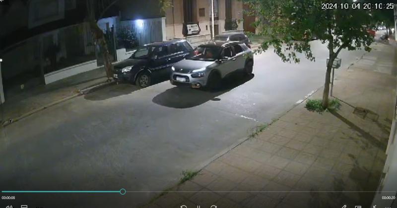 El automóvil Citroen Cactus gris al momento de iniciar la maniobra de estacionamiento en la que abolló la puerta delantera izquierda de un VW Gol estacionado