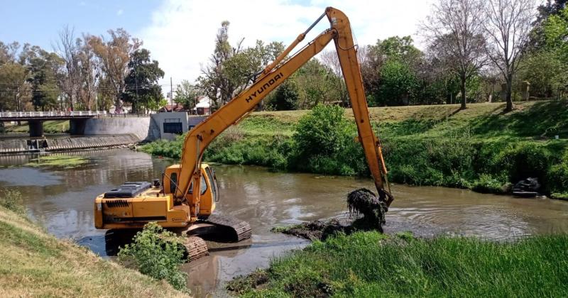 El dragado del Arroyo Pergamino permite limpiar excavar y ahondar su fondo extrayendo sedimentos residuos y plantas