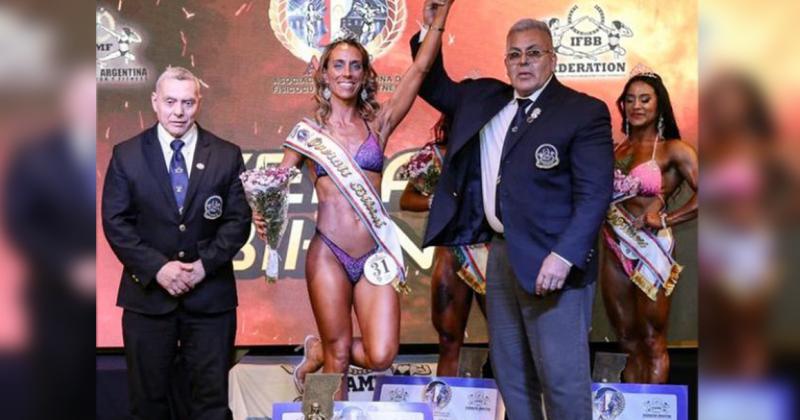 María Virginia Gómez durante la premiación del Overall Bikini en Santa Fe