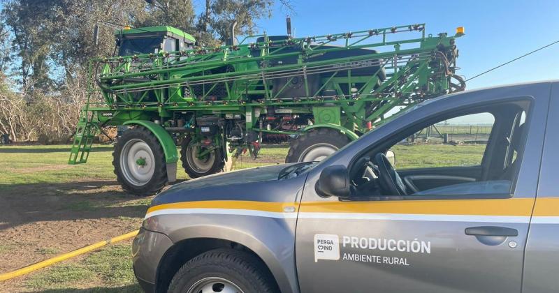 Profesionales de la Secretaría de Producción trabajan en los controles sobre las aplicaciones aéreas y terrestres