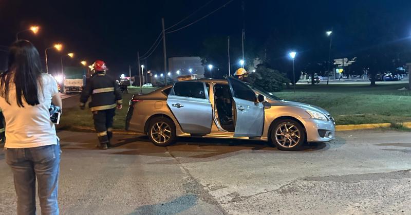 El conductor del automóvil Nissan quedó atrapado en el habitculo y lo rescataron para trasladarlo en ambulancia