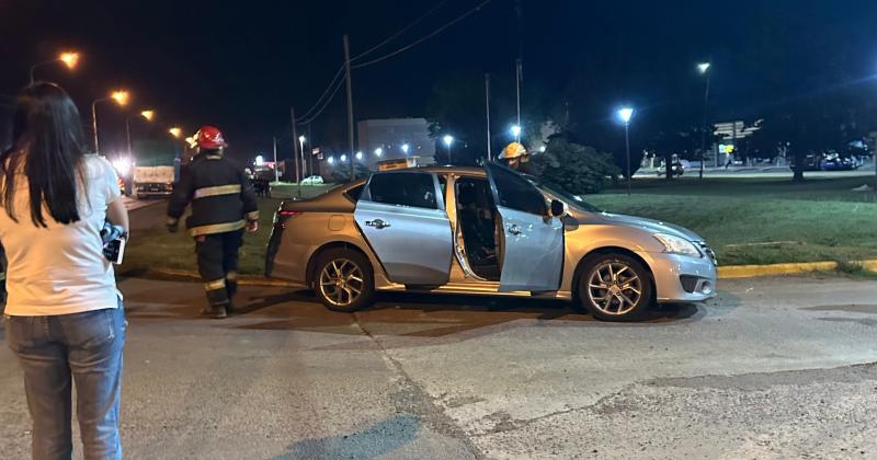 El automovilista también quedó atrapado y rescatado del interior del habitculo para ser trasladado al Hospital