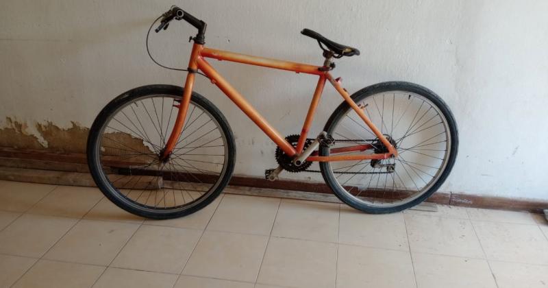 La bicicleta que le robaron al joven trabajador tras ser agredido por un sujeto que lo extorsiona violentamente para que le pague una deuda que no existe