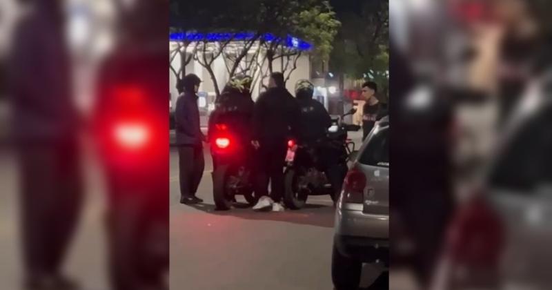 Un grupo de personas se acercaron a los inspectores que se desplegaron para realizar operativos de controles de motos