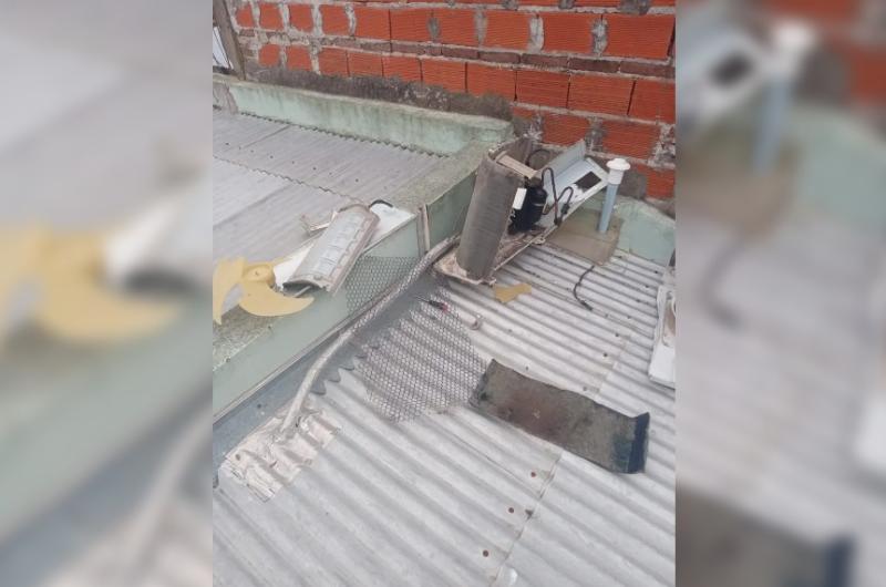 El vecino redujo al ladrón en el techo de la casa