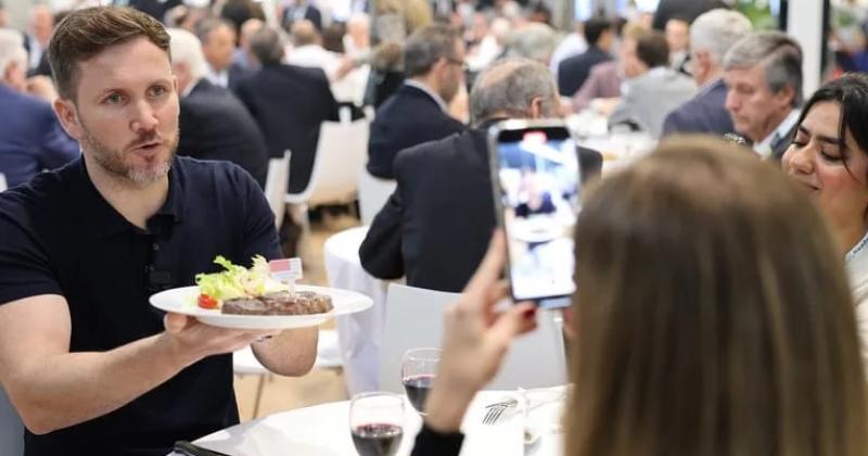 Influencers europeos destacaron la carne argentina en el SIAL de París