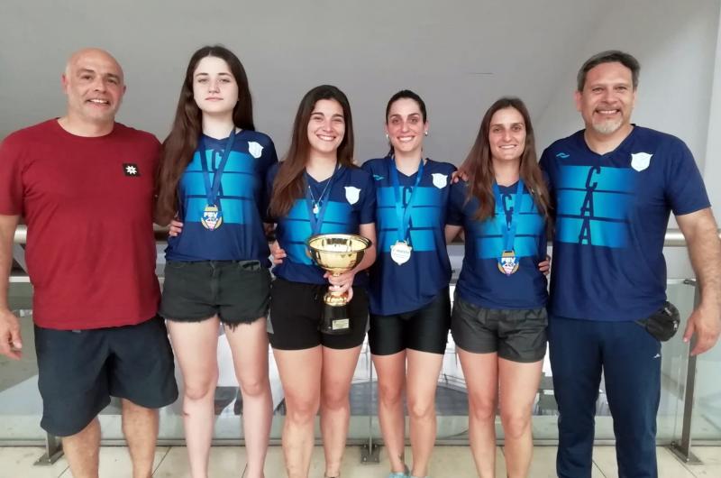 Pablo Baroni Mora Levato Paula Sansevero -con la copa- Camila Demasi Evelin Demasi y Julio Valenzuela