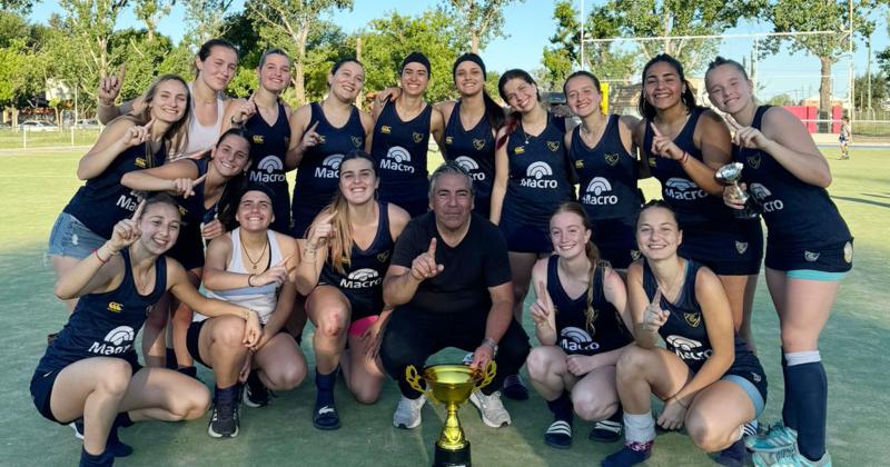 Campeonas invictas- las chicas de la Sub 19 del Lobo y el cuerpo técnico festejan la obtención de la Copa de Oro