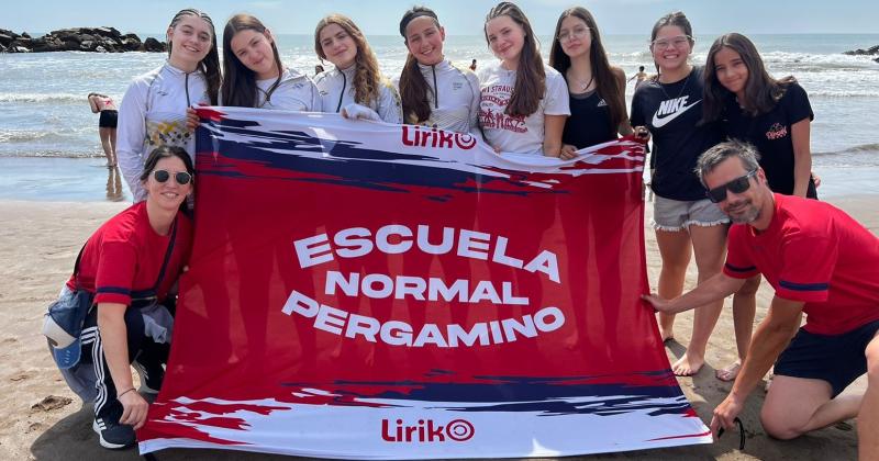 Los deportistas juveniles aprovecharon el espléndido día de sol para pasar una tarde de playa en La Feliz previo al inicio de las competencias