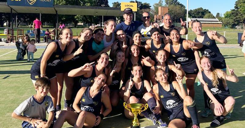 Campeonas invictas- las chicas de la Sub 19 del Lobo y el cuerpo técnico festejan la obtención de la Copa de Oro