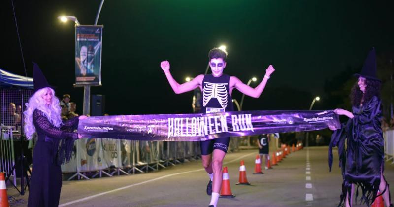 Ivo Tapia cruzando la meta en primer lugar en la Halloween Run 2024