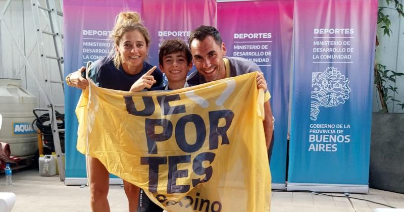 Felipe Vera oro en natación PCD Sub 14 con sus profes