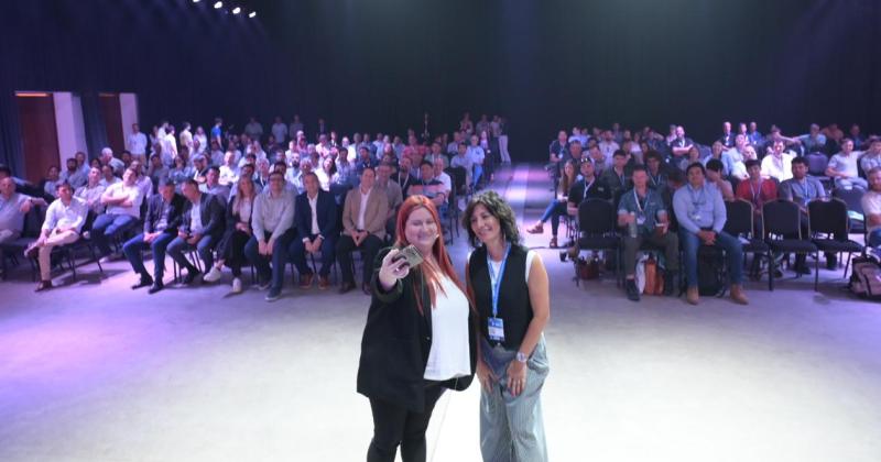 Selfie grupal de Rosana Nardi directora general de AgroActiva con los asistentes al foro agroindustrial en el salón de eventos de Puerto Norte en Rosario