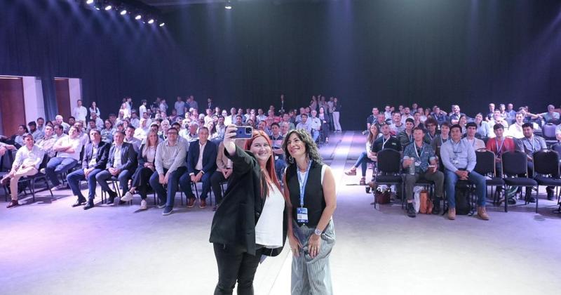 Selfie de Rosana Nardi y el público que participa del foro agroindustrial en Rosario