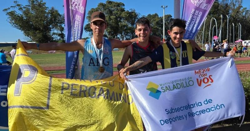 Federico Belfiglio con la medalla de oro junto a Alexis Chvez en la premiación