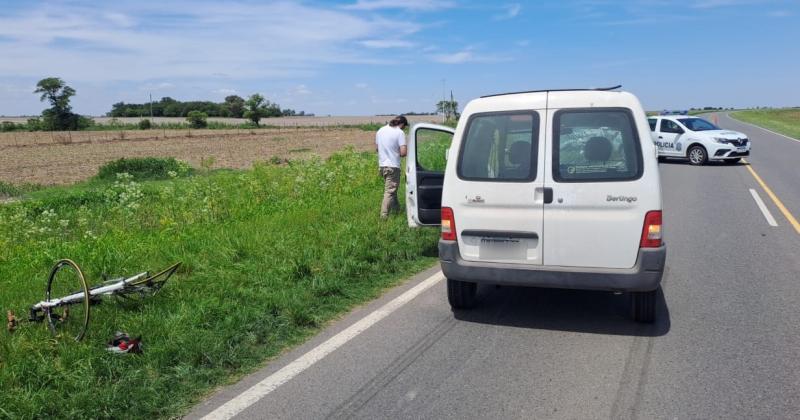 El ciclista salió despedido al ser impactado por el vehículo utilitario