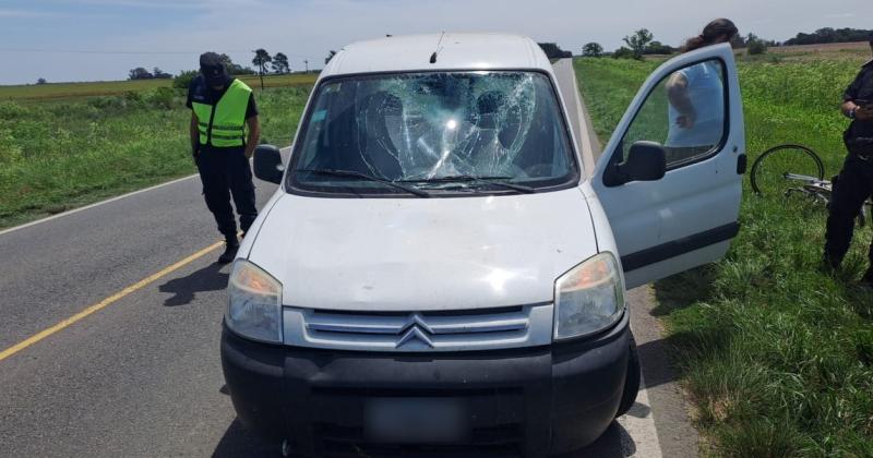 El impacto del ciclista contra el vehículo quedó marcado en el daño en el parabrisa