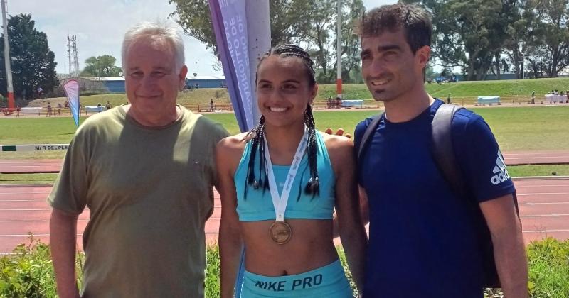 Morena Pugin oro en salto en largo Sub 18 con los profes Roberto Vitale y Darío Quarati