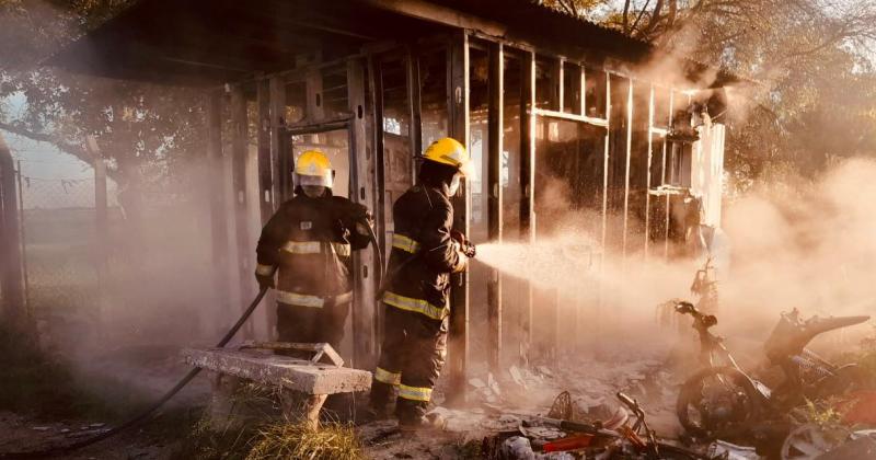 Los integrantes de una brigada rescatista extinguieron las llamas en el módulo habitacional utilizado para el encargado de la custodia policial del predio