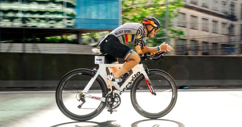 Lautaro Ponce a fondo en el tramo de ciclismo del Ironman 703 Buenos Aires