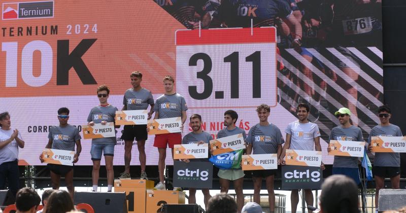 La premiación de la general con los pergaminenses Gabriel Vecino y Martín Baccarelli ambos del Control G Running