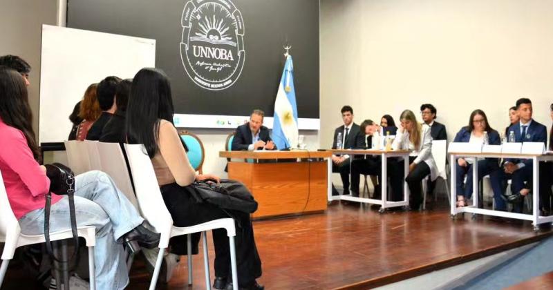 El juez Guillermo Burrone encabezó el juicio oral por jurados desarrollado por los estudiantes universitarios