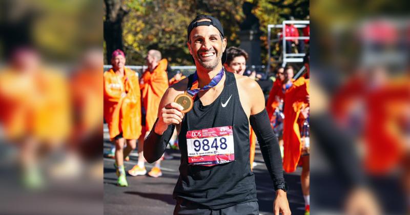 Federico Foster con su medalla en el maratón ms grande del mundo