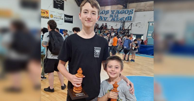 Santiago Ozafrn y Toms Casquero con los premios obtenidos en Lincoln