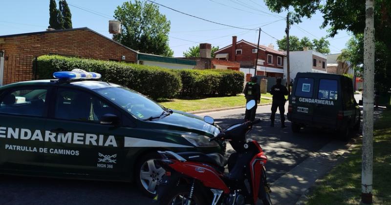 Los móviles de Gendarmería con efectivos custodiando la esquina de Garay y Rivadavia durante la mañana y la tarde de este martes