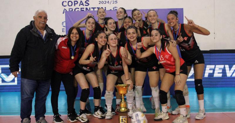 La pergaminense Bernardita Aguilar con sus compañeras de Glorias Argentinas