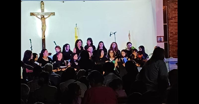 El Coro de Niños junto al Coro Femenino en Capilla Virgen Niña